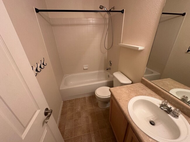 Building Photo - 3 Bed 3 bath Townhome in Castle Rock!