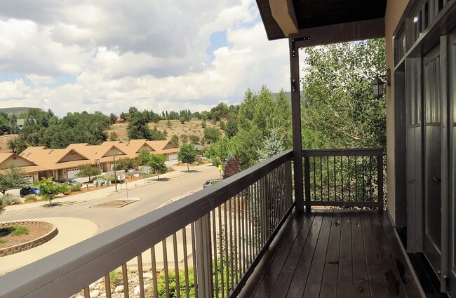 Building Photo - Mountain Sunset Views: Lovely Four-Bedroom House in Skyridge