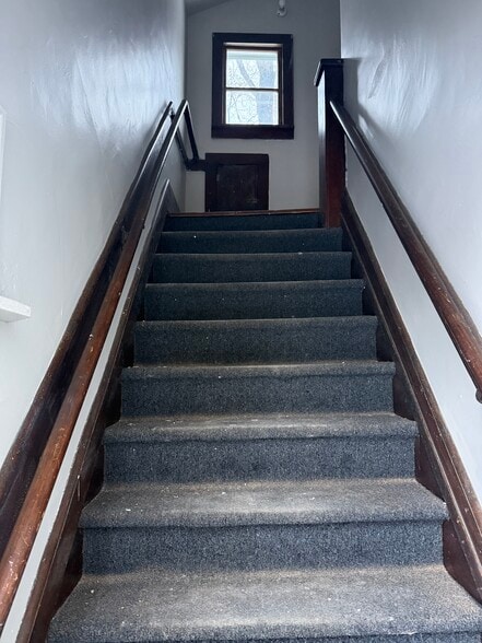 Building Photo - 818 N Van Buren St