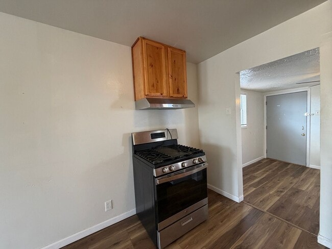 Building Photo - THREE BEDROOM ONE BATH HOME