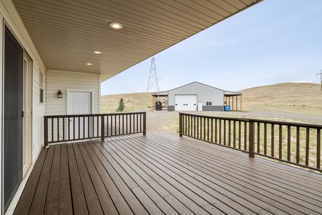 Building Photo - Executive 3-Bed Ranch Main Level - Private...