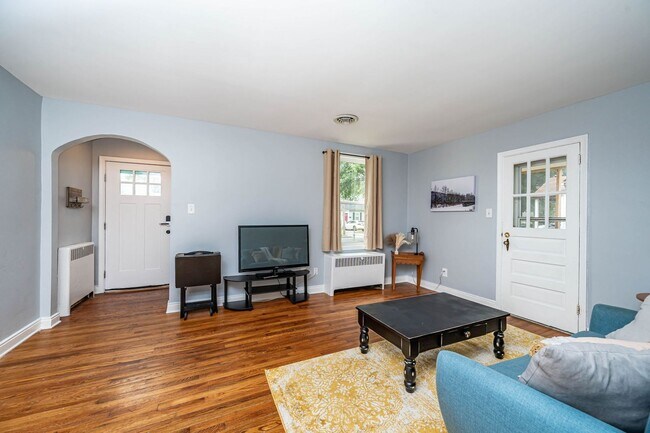 Building Photo - Charming 2-Bed, 1-Bath Home with All-inclu...