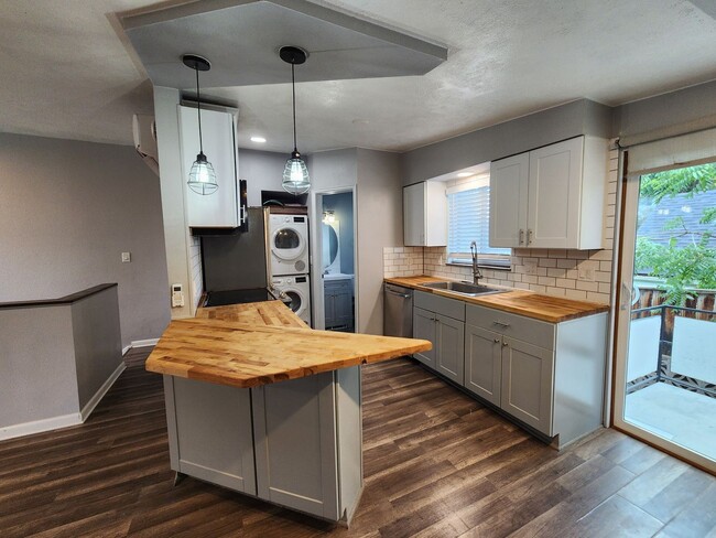 Building Photo - Remodeled 2 Bedroom in Lakewood! Great Loc...