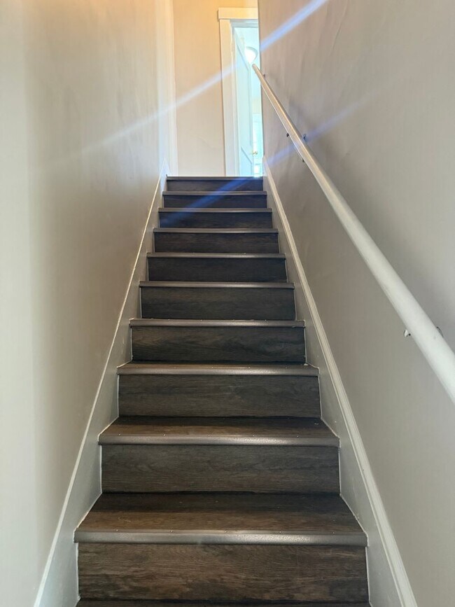 Building Photo - 823 Pine St