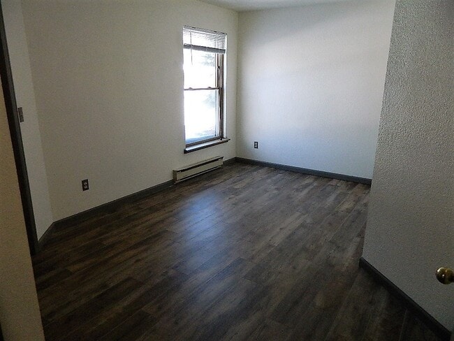 Building Photo - 559 Rainbow Vlg