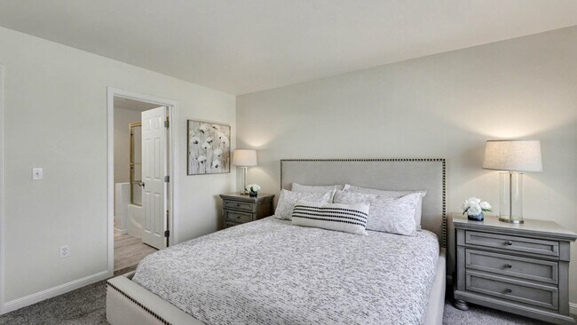 Building Photo - Updated Kirkland Townhome in Lochshire Condominiums with Premium Amenities- Available NOW