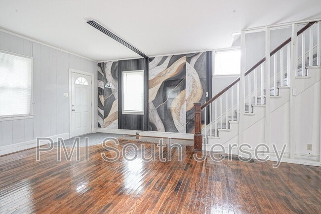 Building Photo - 121 Oak St