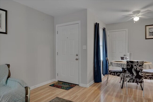 Building Photo - 803 W Markham Ave