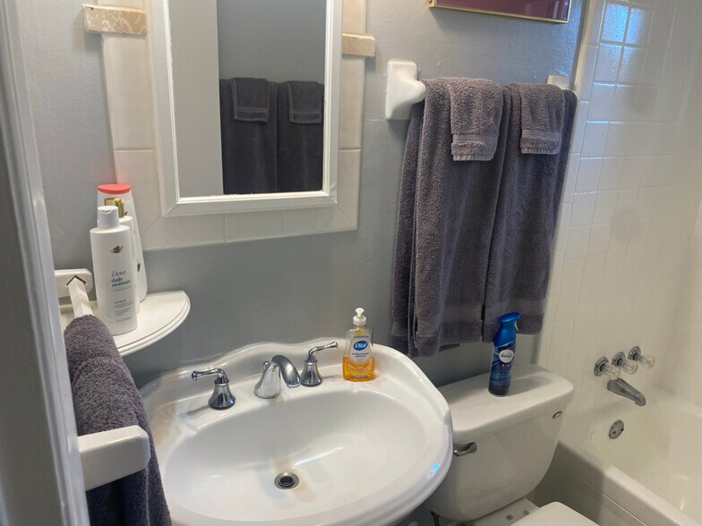 Building Photo - 810 Clarendon St