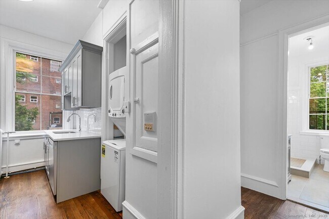Building Photo - 284 Orange St