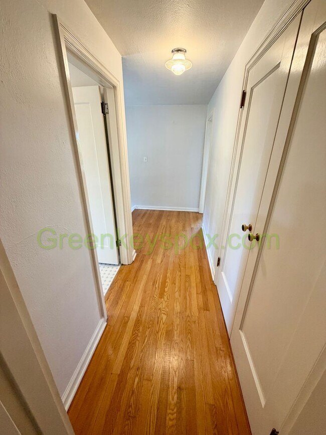 Building Photo - Lovely 3-Bedroom, 2-Bathroom House with Detached Garage in North Portland