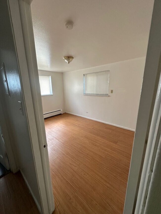 Building Photo - Bright Ground-Level 2-Bedroom 1-Bathroom Apartment Located in Goldsmith Neighborhood.