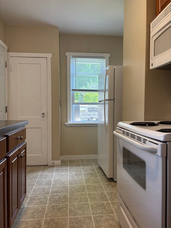 Building Photo - 744 W Shore Rd