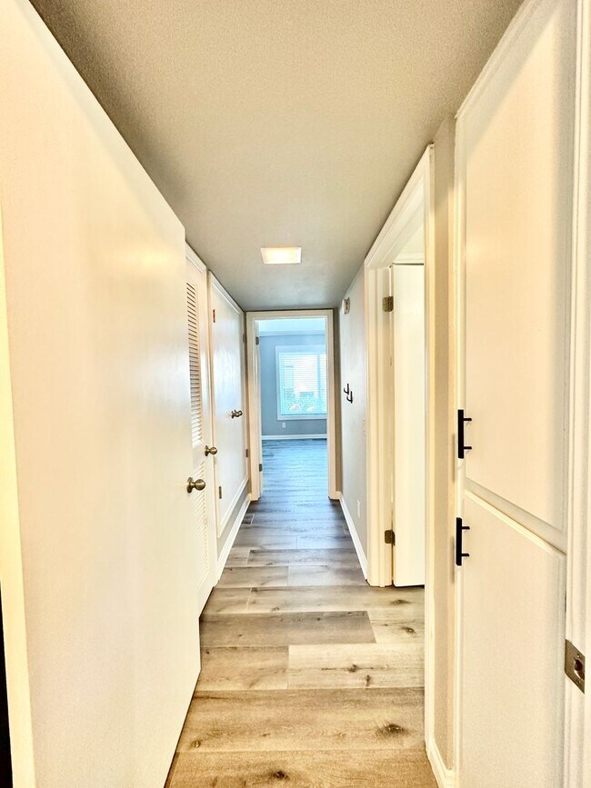 Building Photo - Beautiful, End-Unit, Ground Level, Largest SF 1/1 layout in the Pala Mesa Villas Community with G...