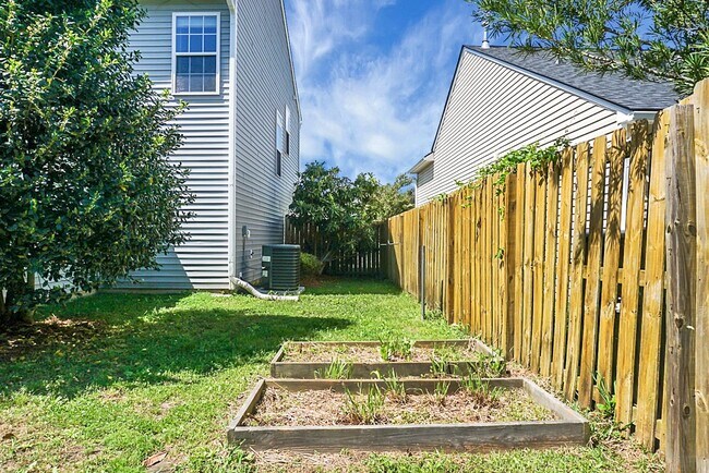 Building Photo - Comfortable Living, 4 BR 2.5 BA Home, Two Car Garage
