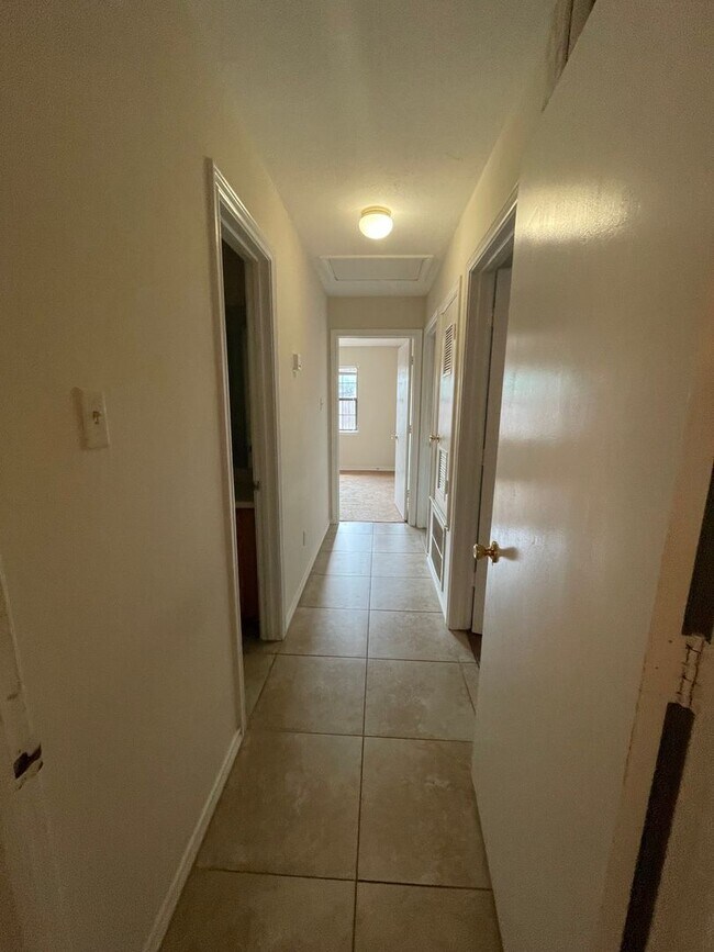 Building Photo - END OF JULY 2025 PRE-LEASE!  Spacious 3 Be...