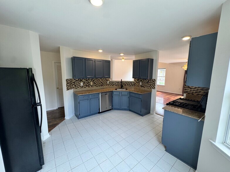 Building Photo - 305 Cobblestone Ct
