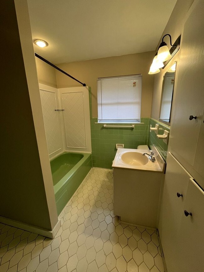 Building Photo - 10032 Ferguson Ave