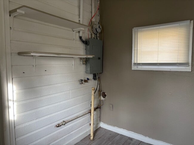 Building Photo - “Move-In Ready 2-Bedroom with Expansive Yard”