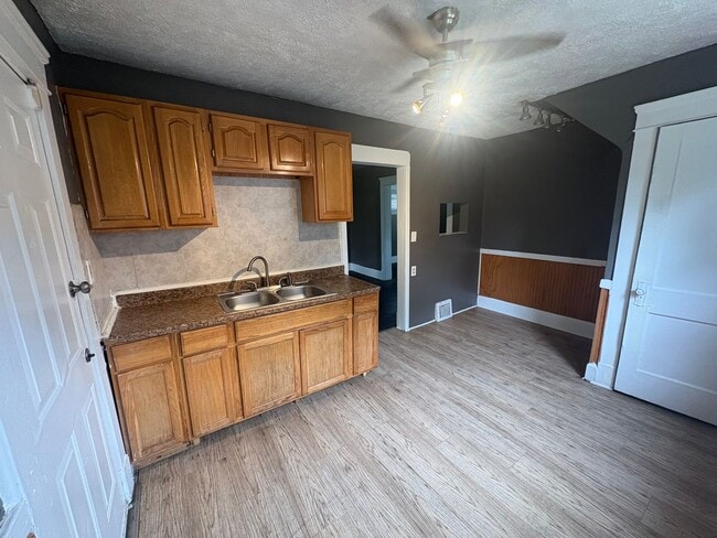 Building Photo - Renovated 3 bedroom house