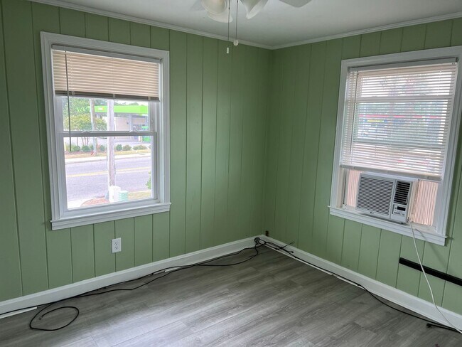 Building Photo - Walk to the Beach! Unfurnished, 2 Bedroom,...