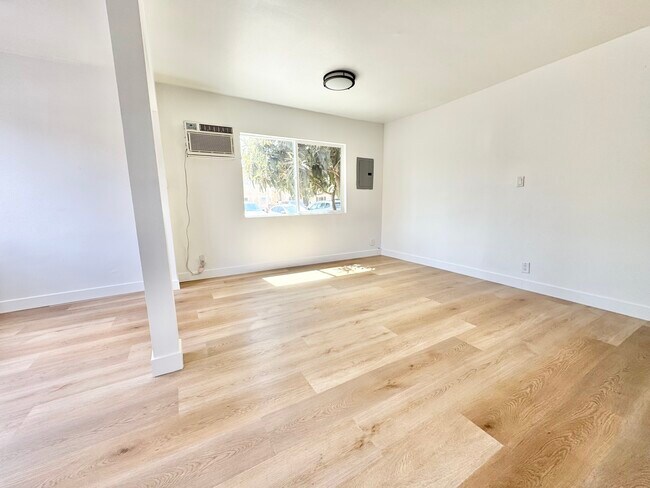 Building Photo - 1431 N Hobart Blvd
