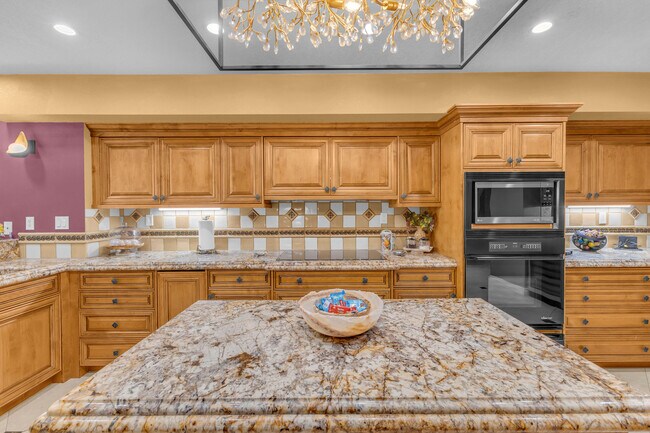 Building Photo - 216 W Kavenish Dr