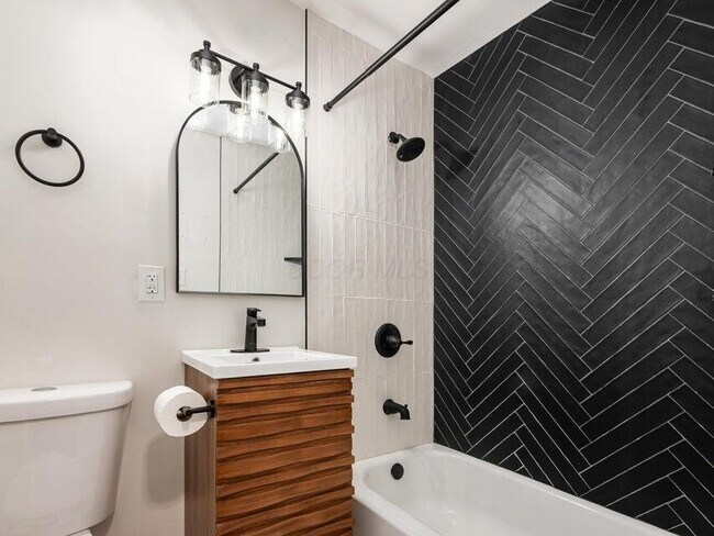 Building Photo - 1543 S Hamilton Rd