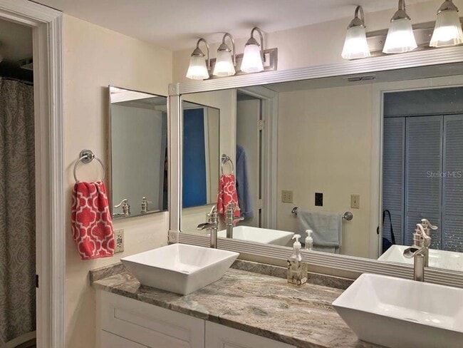 Building Photo - 160 Columbia Dr