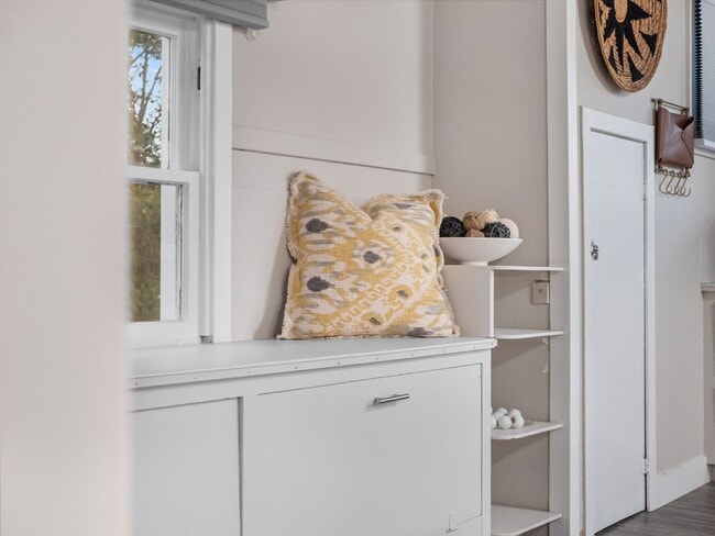 Building Photo - Boho Chic Loft (Furnished)