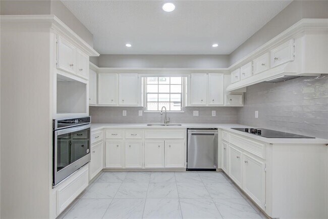 Building Photo - 11918 Glenway Dr