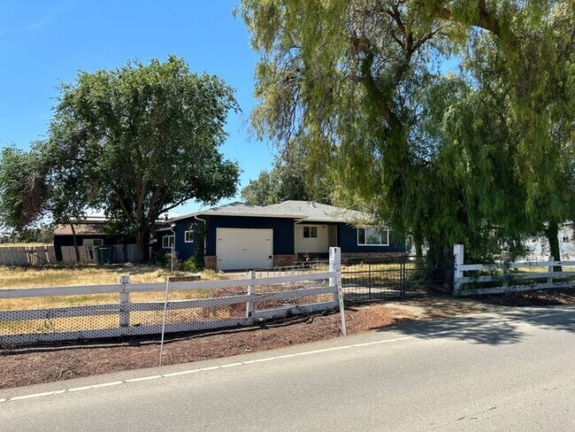 Building Photo - Country Living Byron/Tracy 3 Bedroom Count...