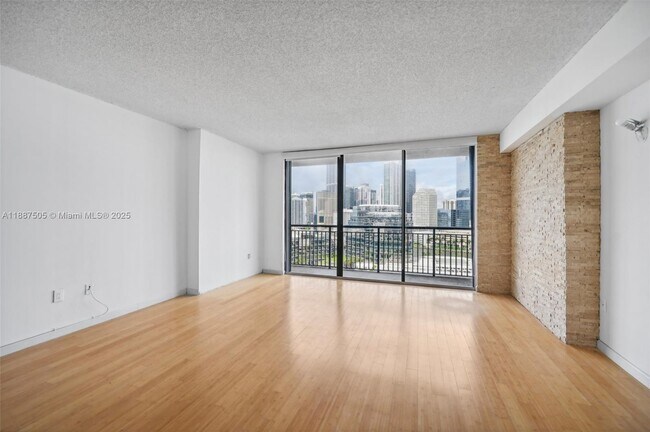 Primary Photo - 540 Brickell Key Dr
