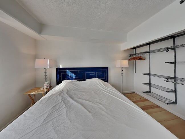 Building Photo - Well-Lit 1 Bedroom, 1 Bathroom Condo in Oa...
