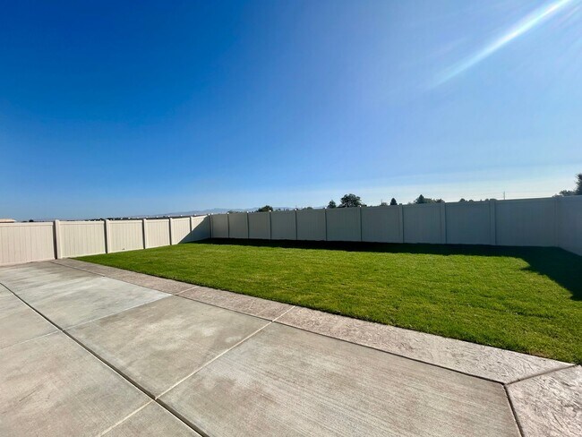 Building Photo - Luxury 3 Bedroom, 2 Bath Home with Granite Kitchen & Fenced Yard