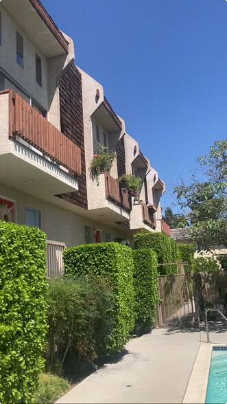 Building Photo - 4660 Coldwater Canyon Ave