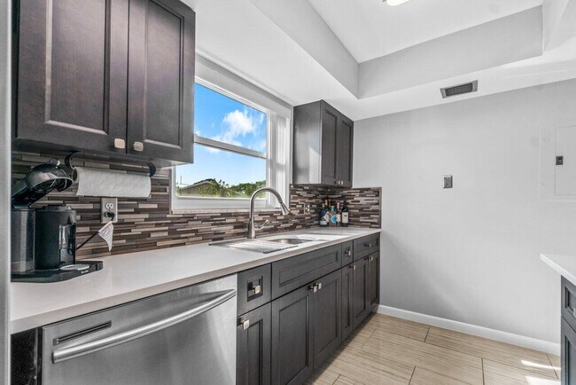 Building Photo - 2037 S Seacrest Blvd