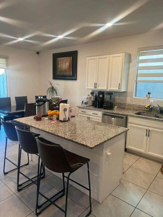 Building Photo - 4bd/2.5bath Single Family Home