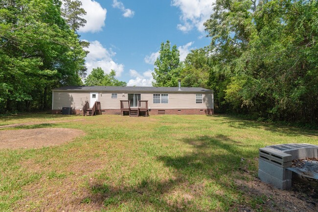 Building Photo - Spacious 5 bed/2 bath single-family home o...