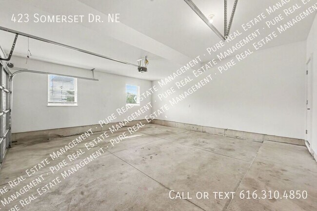 Building Photo - 423 Somerset Dr NE