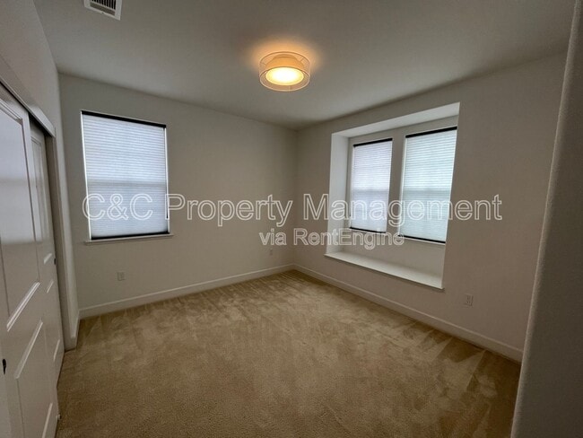 Building Photo - 2725 Parkview Wy