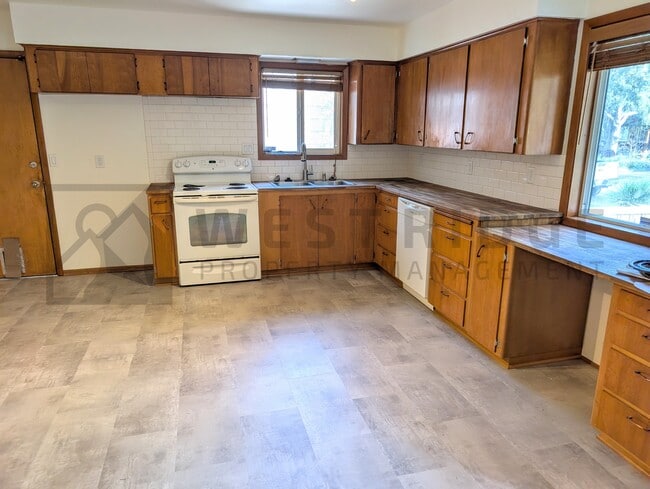 Building Photo - 9626 N Seneca St