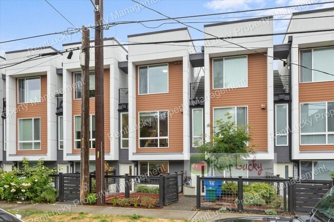 Building Photo - Like-New 2-Bedroom Townhome in Seattle w/R...