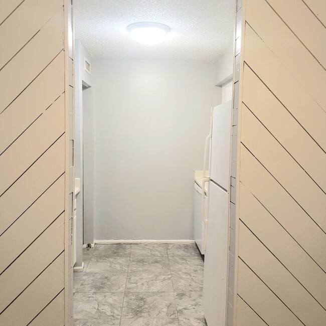 Building Photo - Nice upgraded 1bed/1bath condo conveniently located near busch garden's!