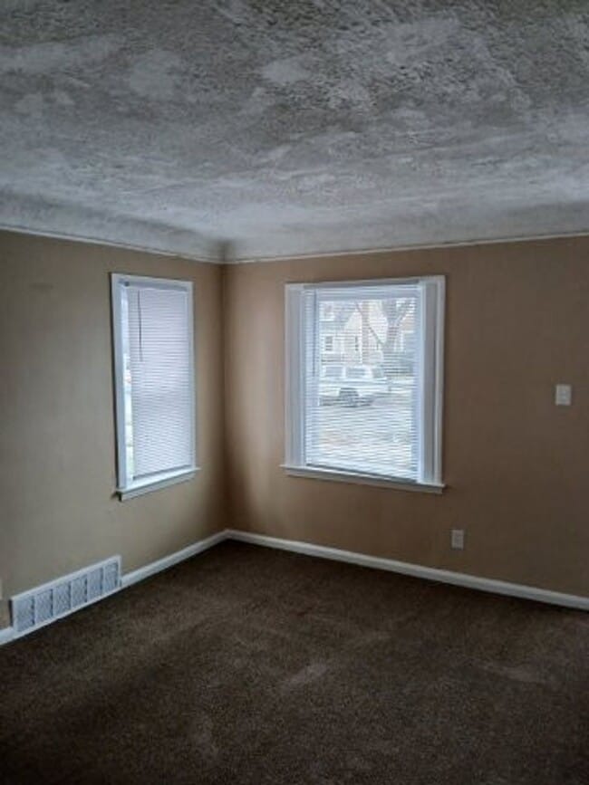 Building Photo - 12075 Rossiter- 3 BEDS & 1 BA FOR RENT!