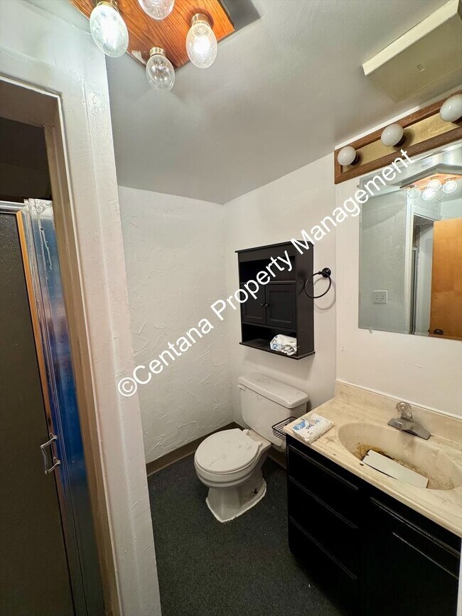 Building Photo - 2 Bedroom House on the Flats with a finish...