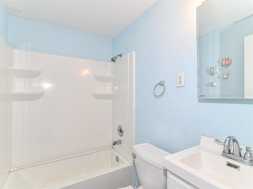 Building Photo - 636 E 108th St