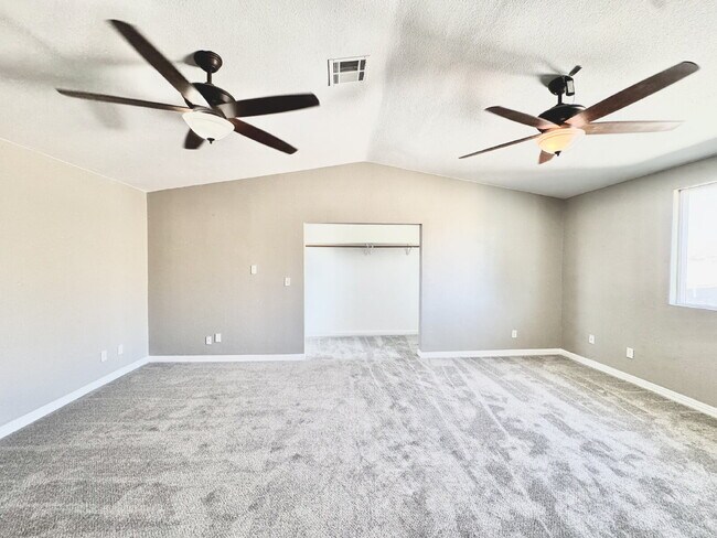 Building Photo - Spacious 4BD/3BA Pool Home with Dual Prima...