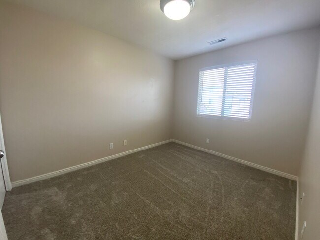 Building Photo - "Charming 3-Bedroom Townhouse with 2.5 Bat...