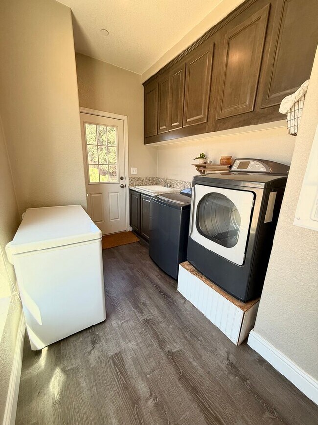 Building Photo - BEAUTIFUL 4 BEDROOM 2 BATH HOME IN ARROYO ...